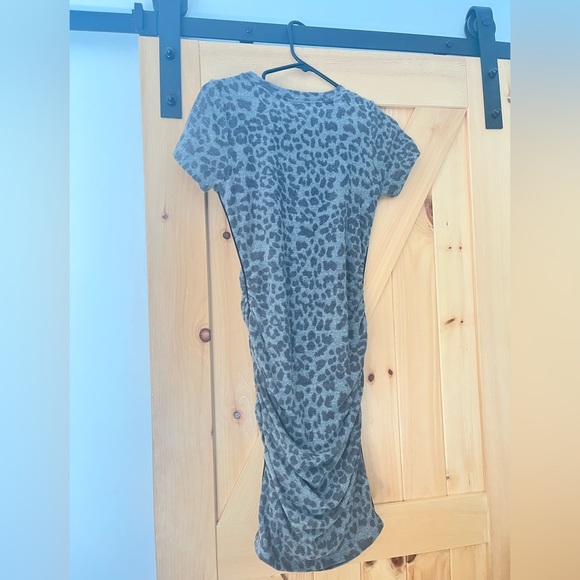 SUNDRY Leopard Print Ruched Dress in Charcoal - Picture 4 of 4